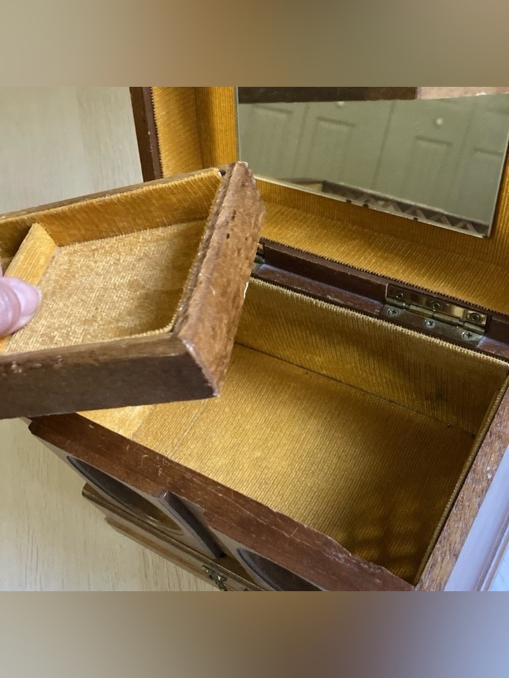 Vintage Brown Wooden Musical Jewelry Chest with Lattice Doors, One Drawer Box - Picture 11 of 17